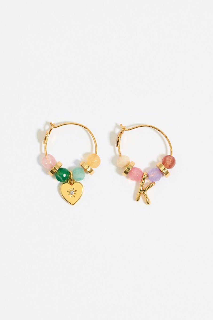 Abecedario | BIMBA Y LOLA Pendientes Letra K Piedras Multicolores