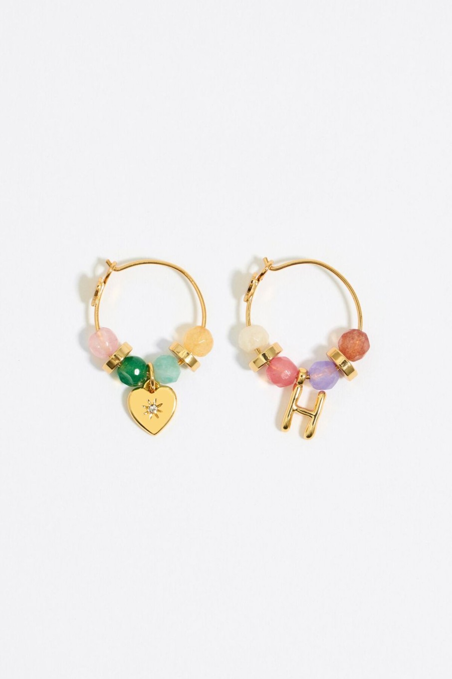 Abecedario | BIMBA Y LOLA Pendientes Letra H Piedras Multicolores