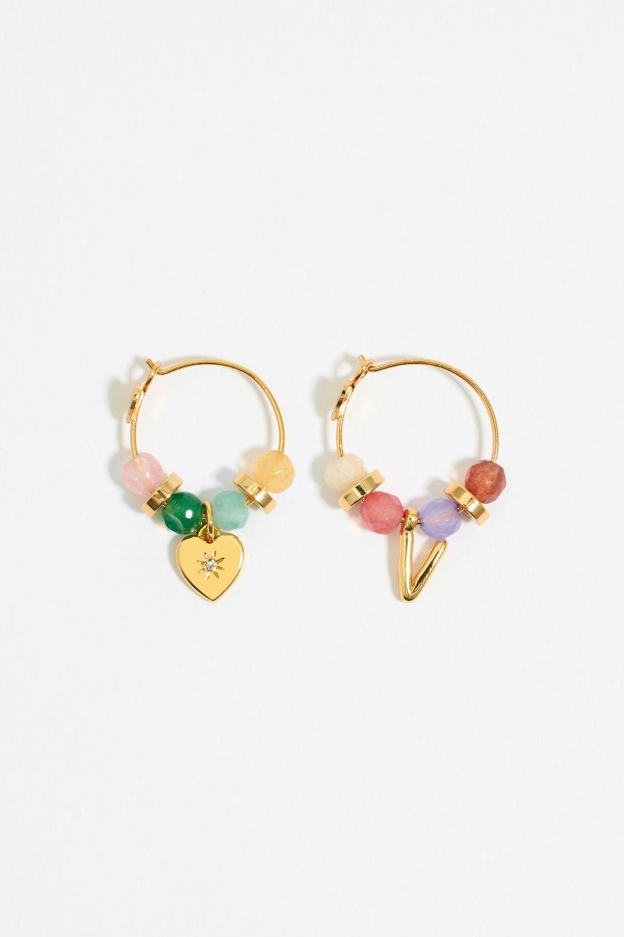 Abecedario | BIMBA Y LOLA Pendientes Letra V Piedras Multicolores