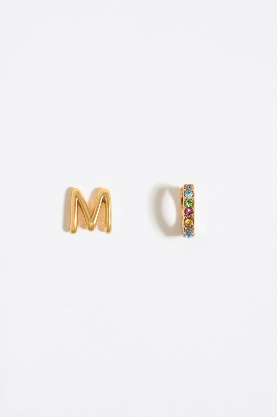 Abecedario | BIMBA Y LOLA Pendientes Letra M Y Aro Mini Cristales Multicolores