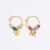 Abecedario | BIMBA Y LOLA Pendientes Letra M Piedras Multicolores