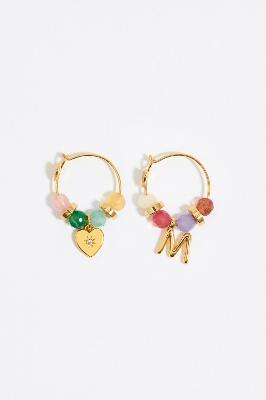 Abecedario | BIMBA Y LOLA Pendientes Letra M Piedras Multicolores