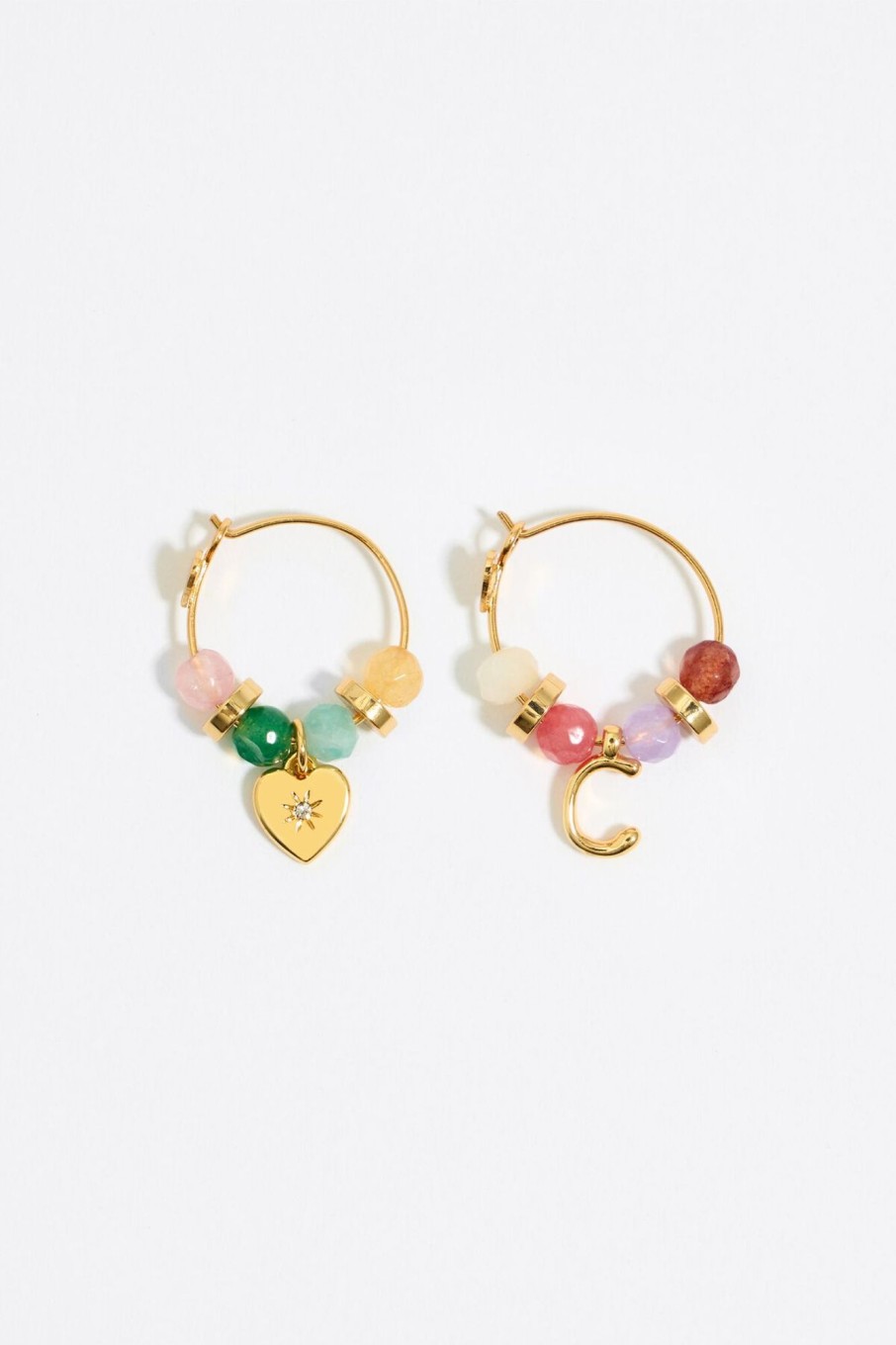 Abecedario | BIMBA Y LOLA Pendientes Letra C Piedras Multicolores